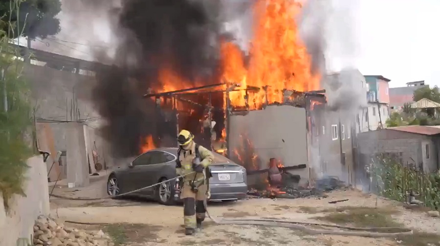 Un Tesla se incendia en Tijuana: lo conectaron a un poste con un “diablito”