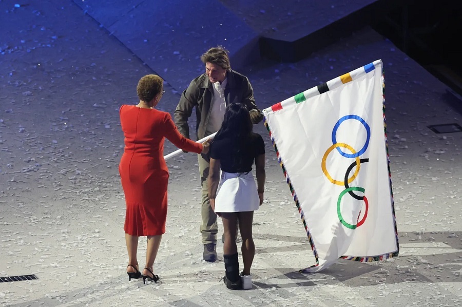 Los Ángeles recibe la bandera olímpica con espectacular aparición de Tom Cruise