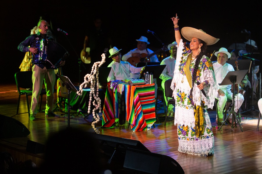 Lila Downs y la Típica Yucalpetén en el Gran Festival del Palacio de la Música