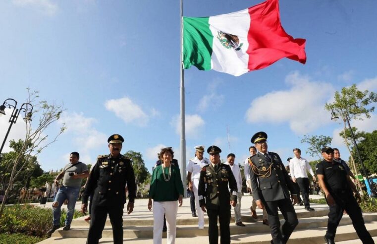 Bandera de México ya ondea en la remodelada Plaza Grande de Mérida