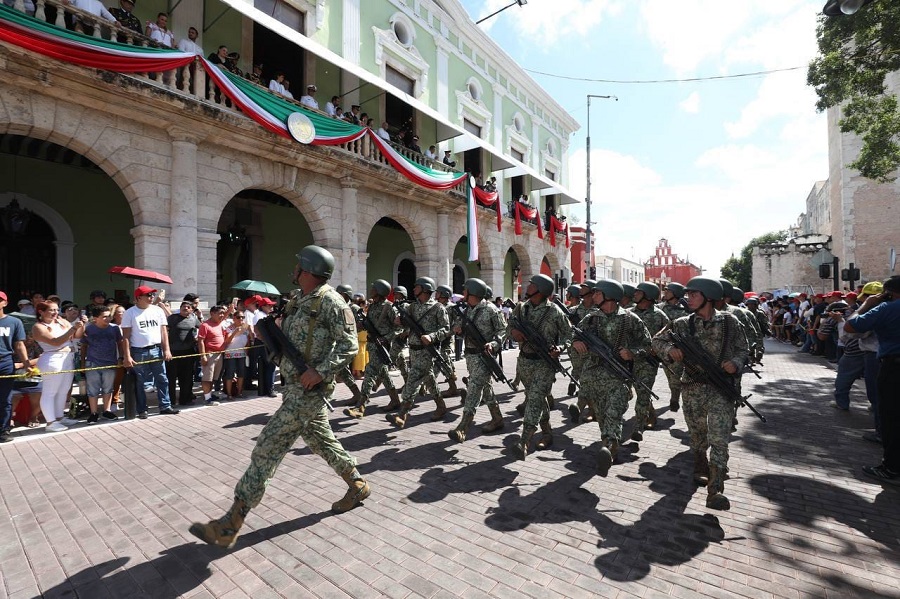 Patriotismo y civilidad en el desfile cívico-militar de la Independencia en Mérida