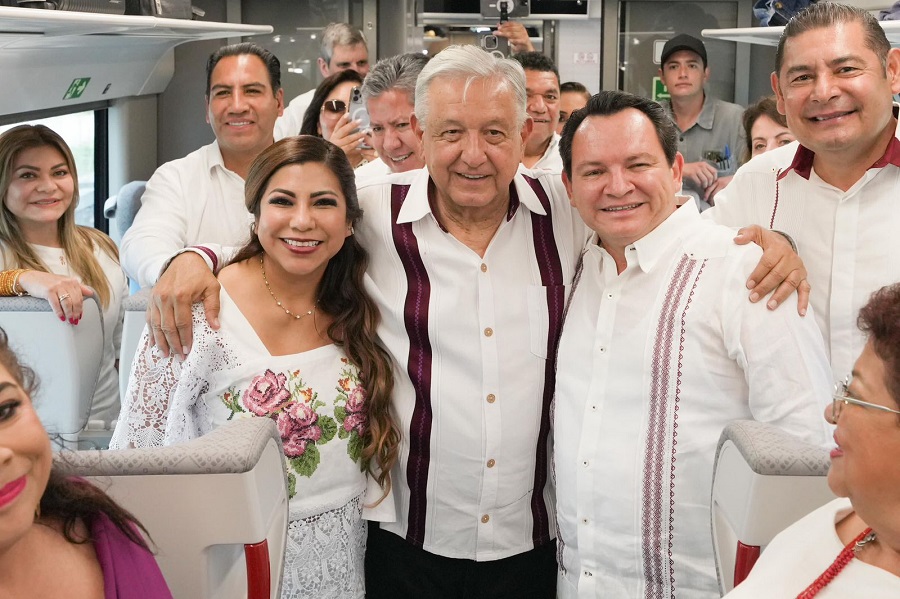 Acompañan Huacho Díaz  a López Obrador en su última gira por Yucatán