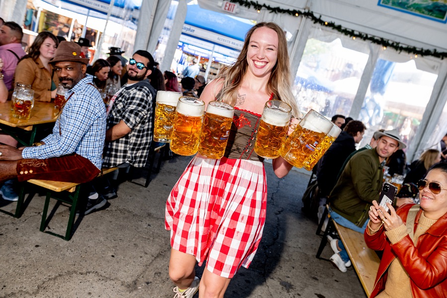 Alemanes beben cerveza sin parar al arrancar el festival del Oktoberfest