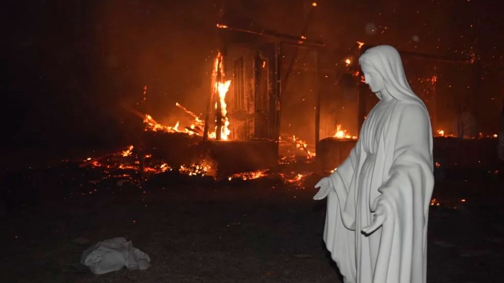 Imagen de la Virgen resulta intacta de incendio que dejó a templo en cenizas