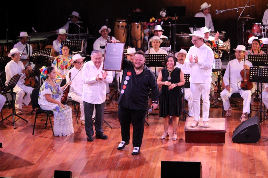 Rodrigo de la Cadena recibe la medalla ‘Enrique Galaz’