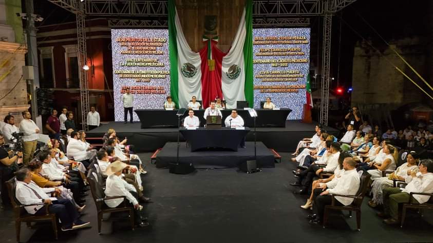 Rinde Huacho Díaz compromiso Constitucional como gobernador de Yucatán