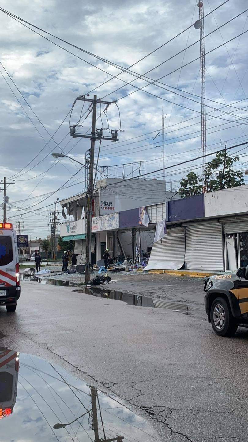 Explosión en plaza de la avenida Quetzalcóatl daña comercios y viviendas