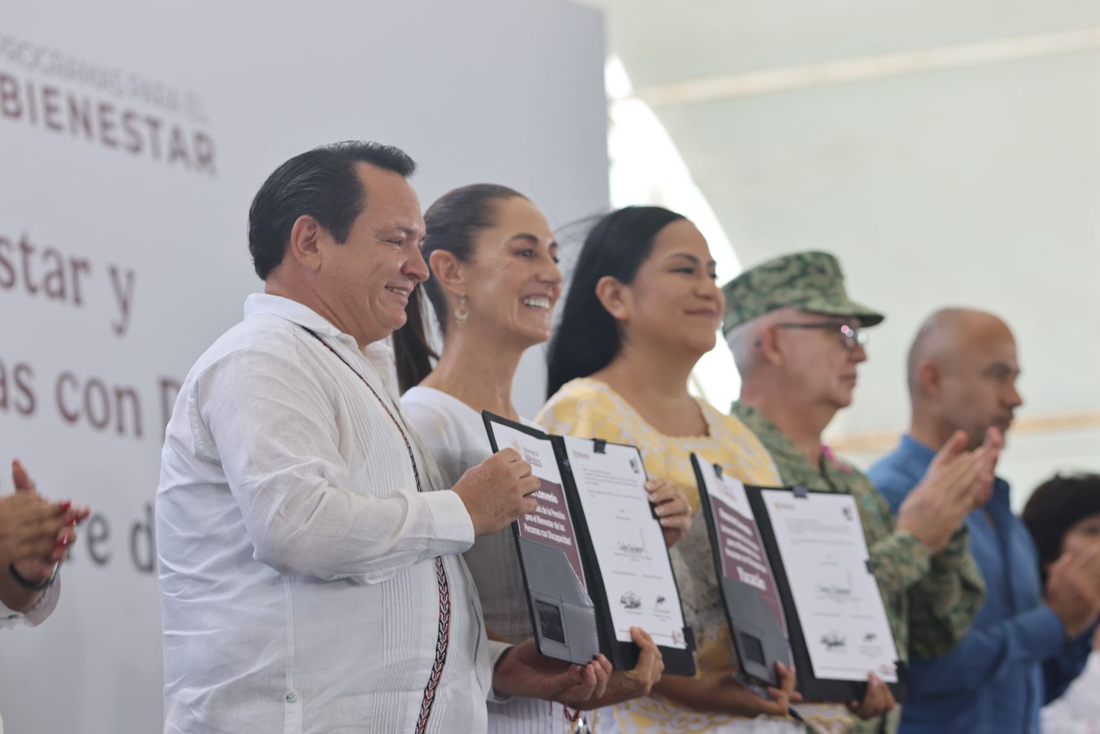 Anuncian Gobierno Federal y Estatal programas sociales y más inversiones para Yucatán