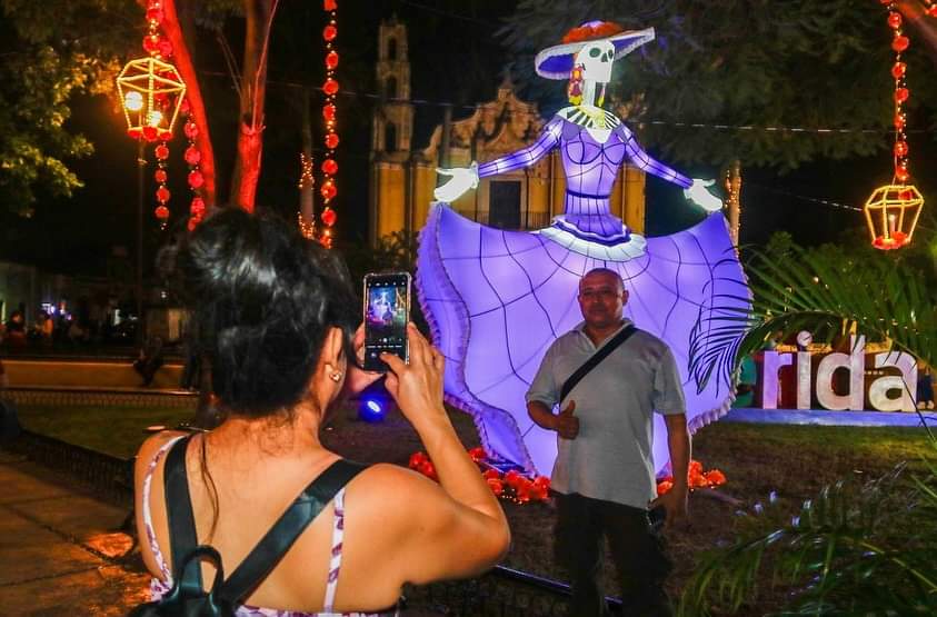 Figuras monumentales alusivas al Día de Muertos dan nueva vida al Parque de San Juan