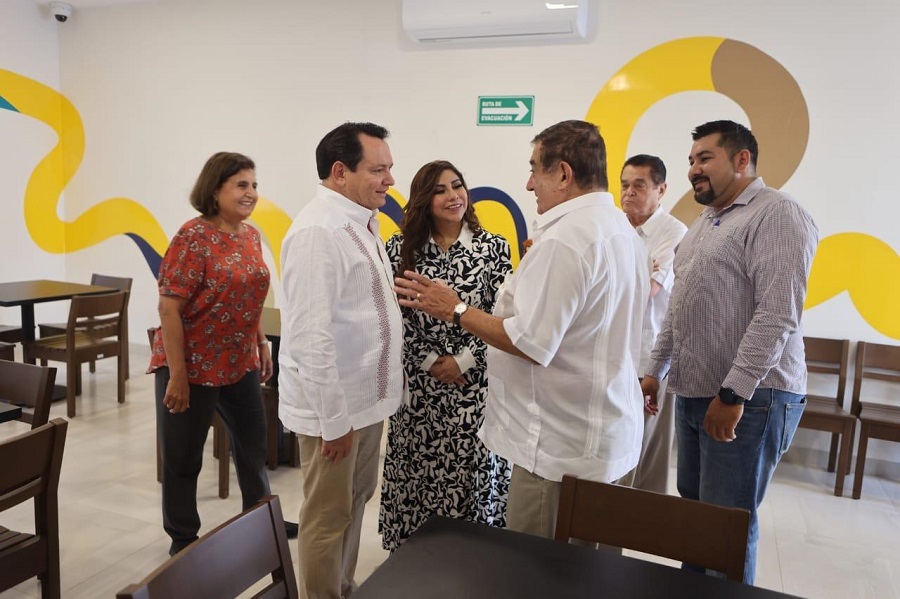 El gobernador Díaz Mena visita a niñas y niños de Casa Otoch