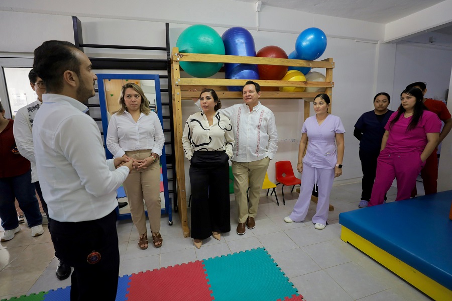 Joaquín Díaz Mena visita el Centro de Rehabilitación y Educación Especial (CREE)