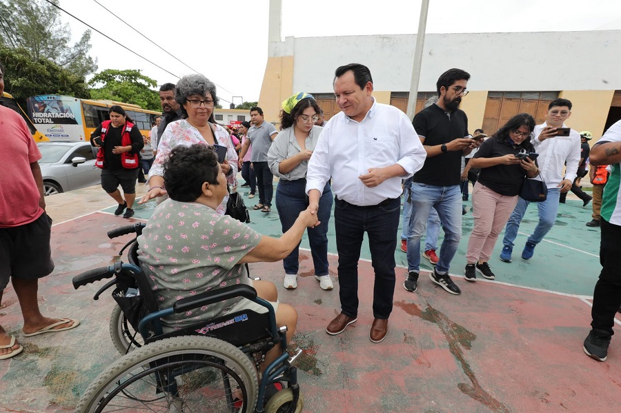 Supervisa Díaz Mena la evacuación en la costa yucateca