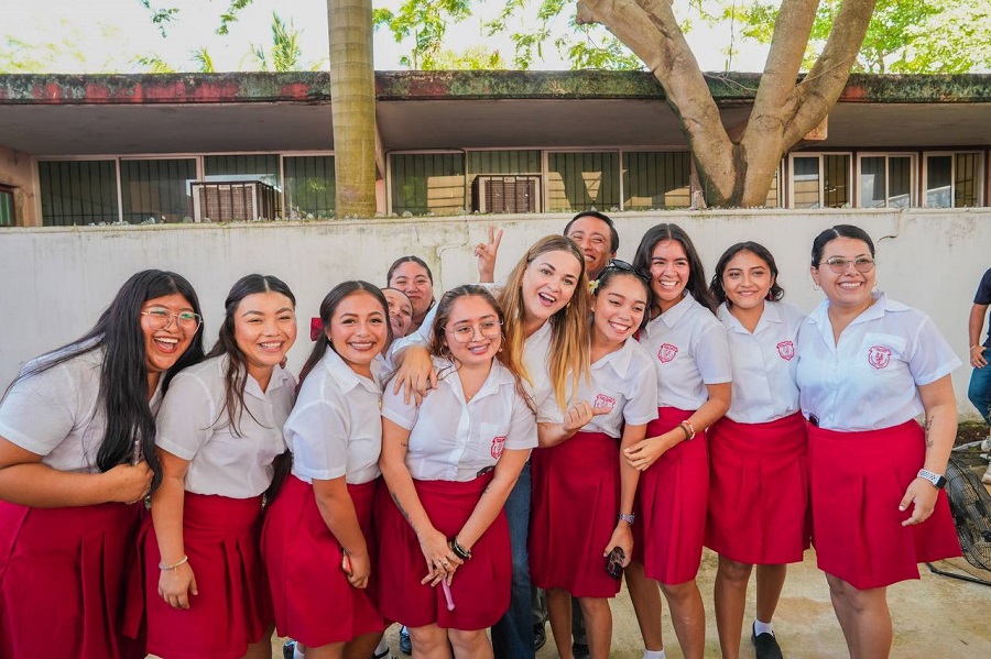 Cecilia Patrón lleva el programa “Alcaldesa en tu Escuela” a la Prepa 1 de la Uady