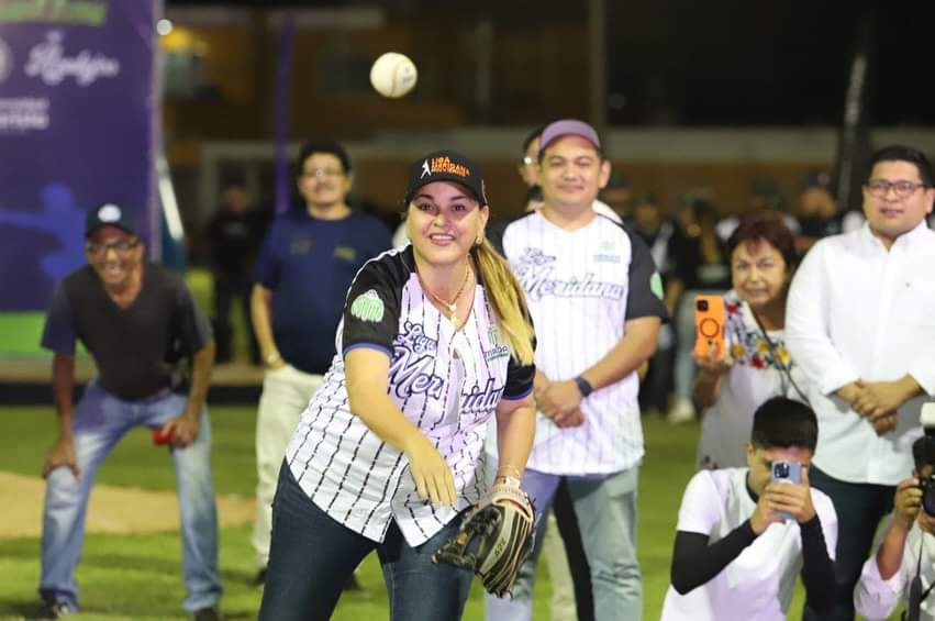 Cecilia Patrón inaugura la Liga Meridana 2024 de béisbol