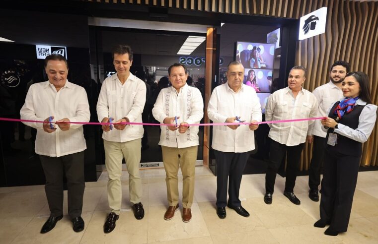 Huacho Díaz inaugura la Sala Premier de Aeroméxico en el aeropuerto de Mérida