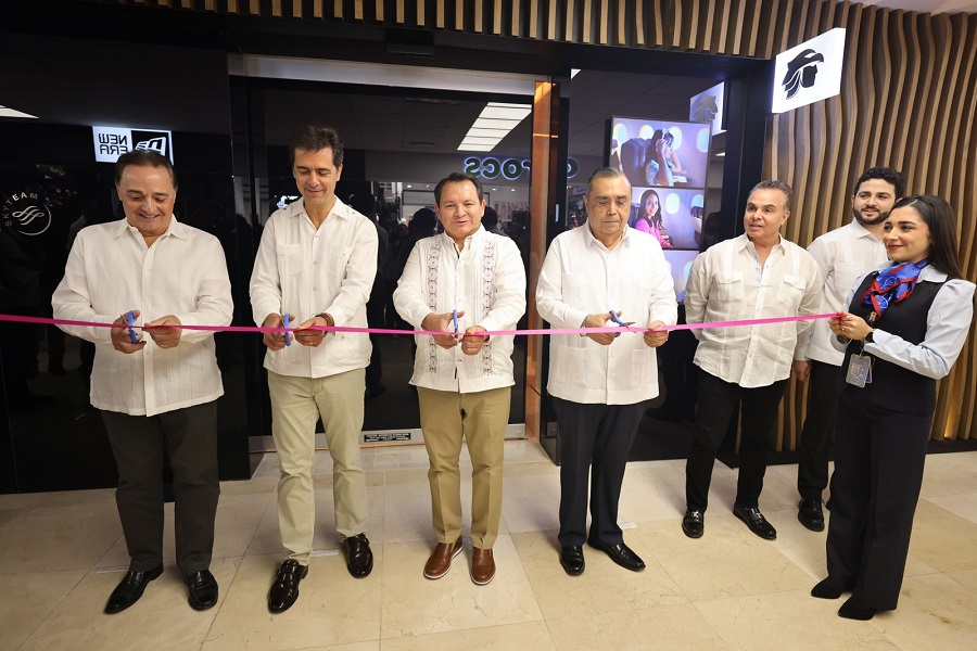 Huacho Díaz inaugura la Sala Premier de Aeroméxico en el aeropuerto de Mérida