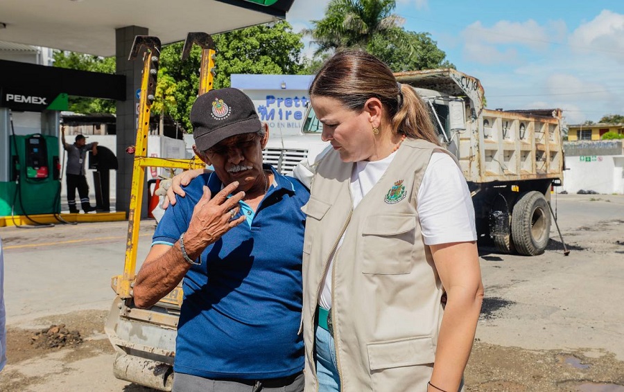 Cecilia Patrón supervisa y dirige acciones de bacheo en las colonias de Mérida