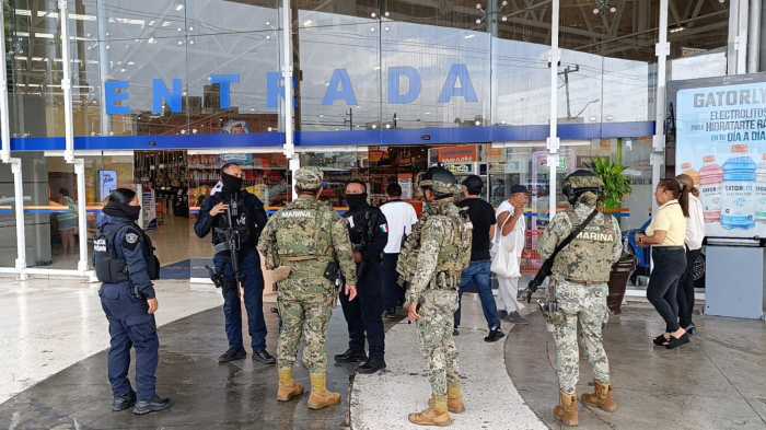 Persecusión de pistoleros termina dentro de un Chedraui en Cancún