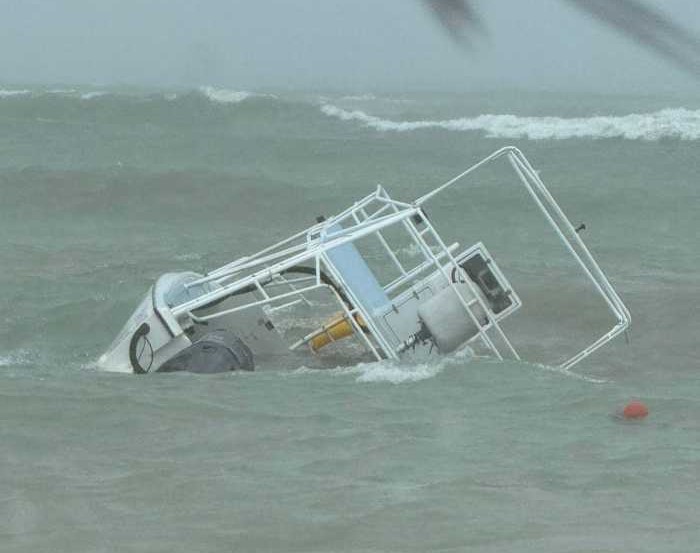 Por las marejadas se hunde una embarcación turística en Coco Beach, en Playa del Carmen