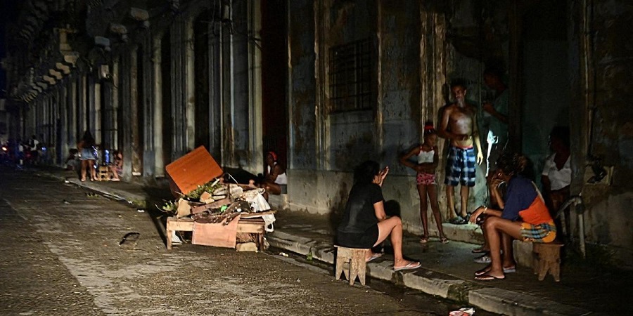 Cubanos viven pesadilla por apagón tras apagón en todo el país