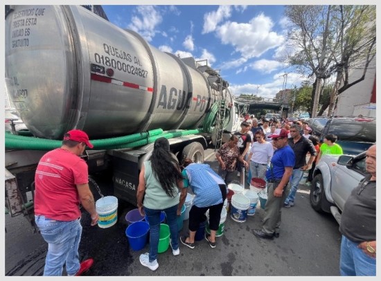 Piperos de CDMX exigen acostón a mujeres que no tiene dinero para pagar por agua