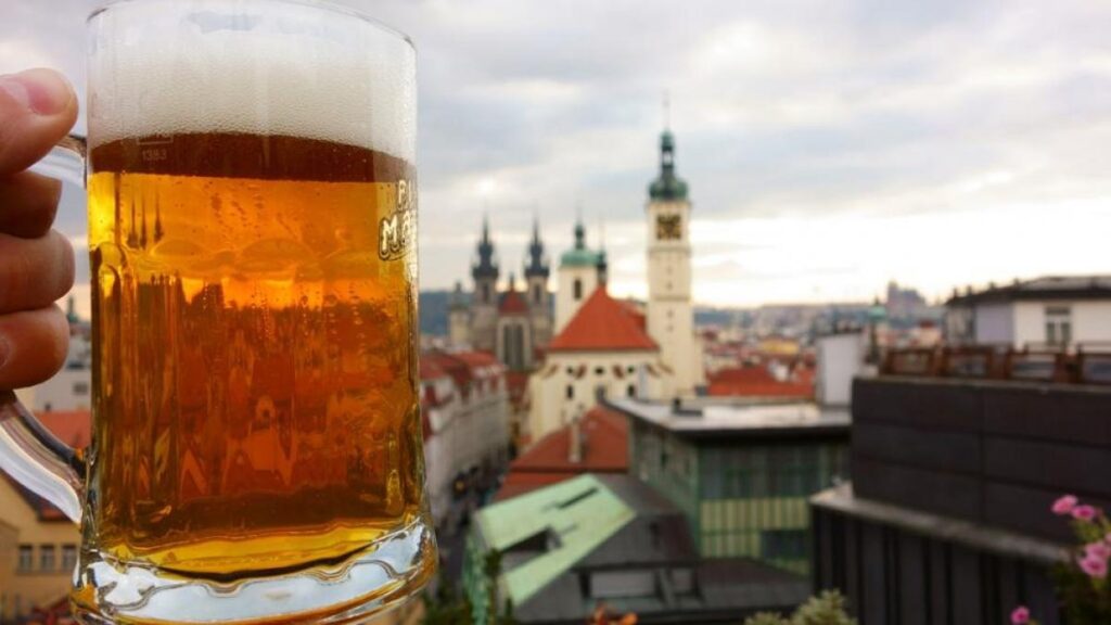 Praga prohíbe recorridos nocturnos de bares para reducir “turismo alcohólico”