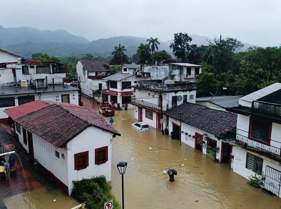 Se inunda el pueblo mágico de Tapijulapa por desbordamiento de ríos