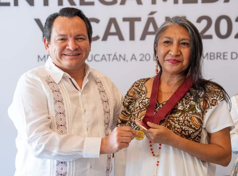 Huacho Díaz entrega máxima distinción cultural a Socorro Loeza Flores