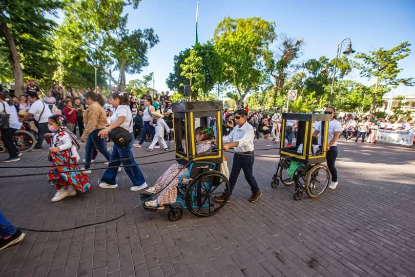 Alumnos de educación especial participan en desfile de la Revolución Mexicana