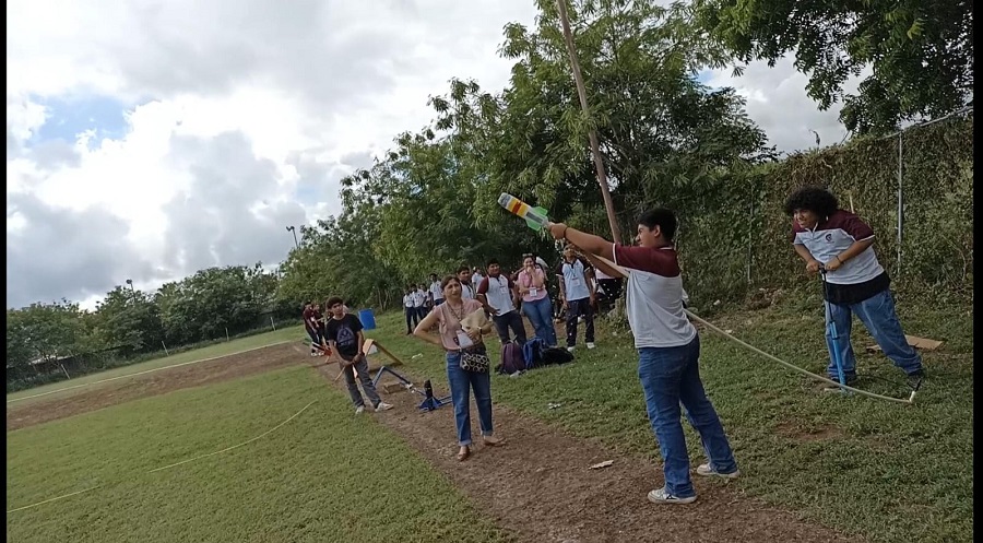 Estudiantes del CBTis 120 logran el segundo lugar en el concurso de cohetes propulsados por agua