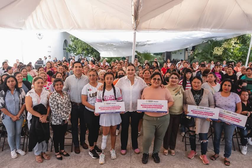 Cecilia Patrón entrega becas económicas para personas con discapacidad