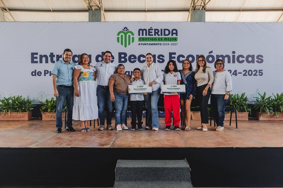 Cecilia Patrón entrega becas a estudiantes de primarias y secundarias de Mérida