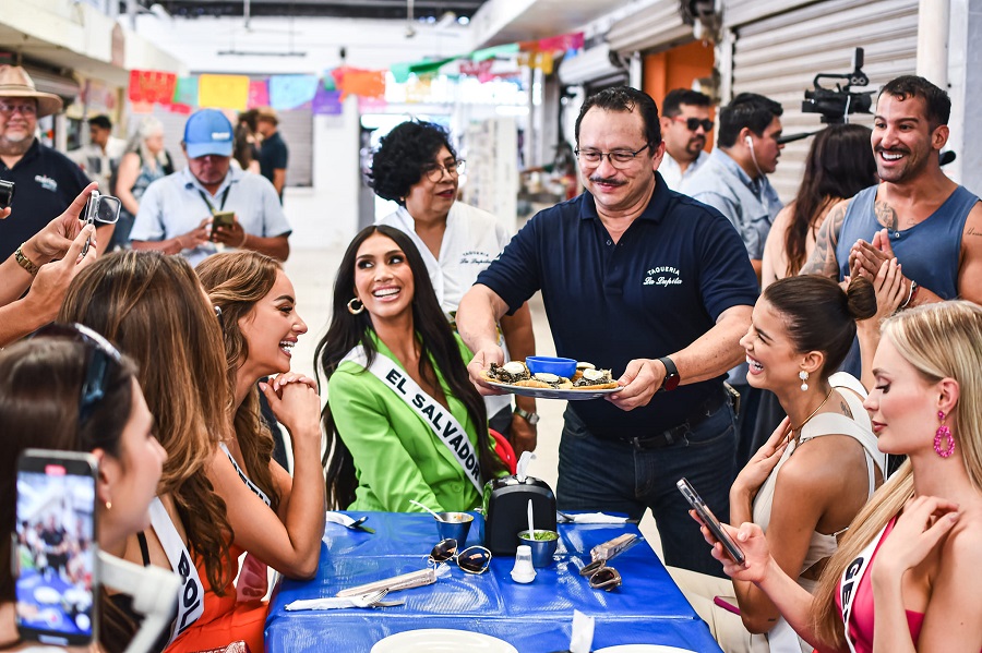 Concursantes de Miss Universo desayunan cochinita y relleno negro en el centro de Mérida