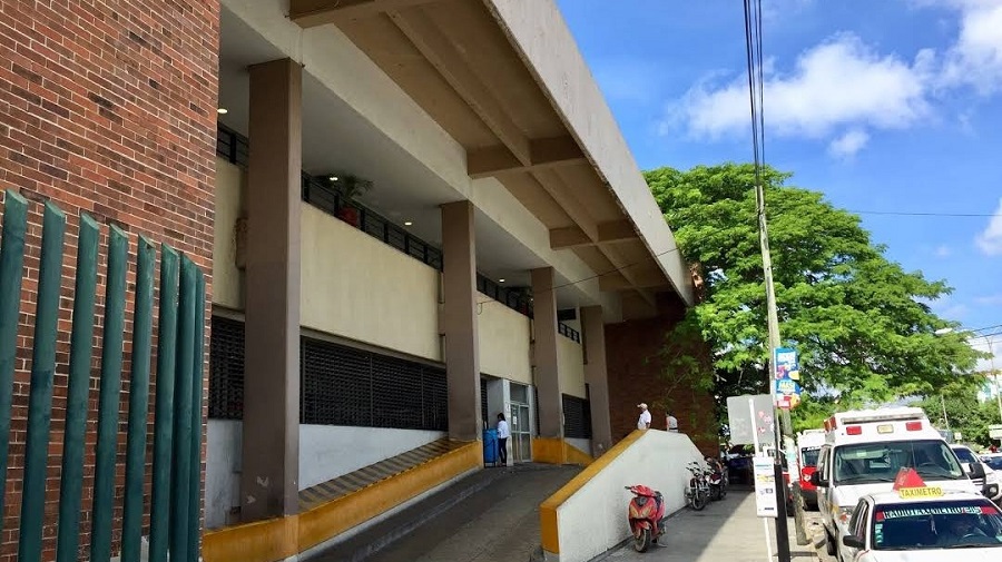 En el IMSS la desahuciaron, ahora busca un milagro de vida entre la gente