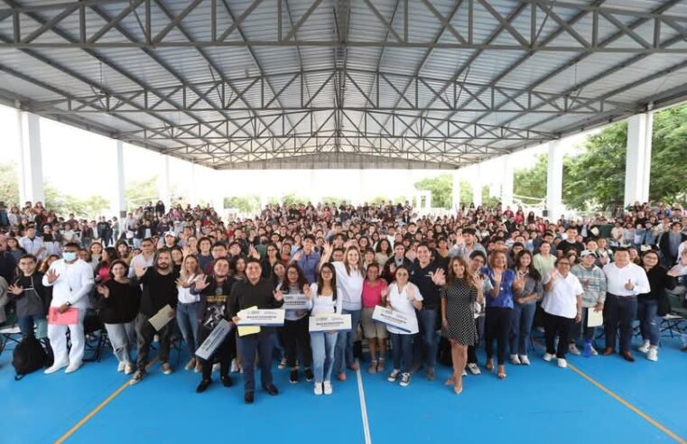 Cecilia Patrón entrega becas económicas a universitarios