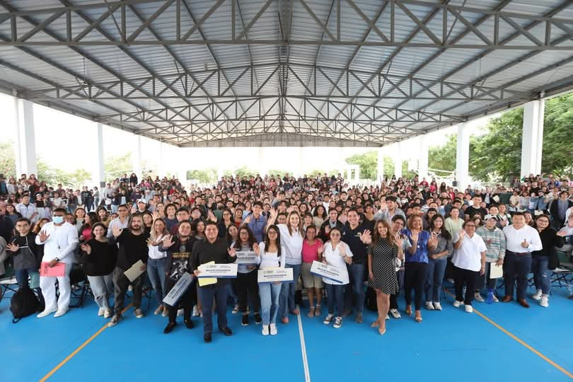 Cecilia Patrón entrega becas económicas a universitarios