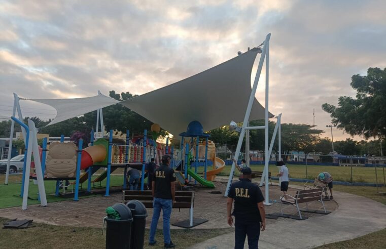 Adolescentes grafitean un parque y los obligan a reparan el daño frente a sus padres