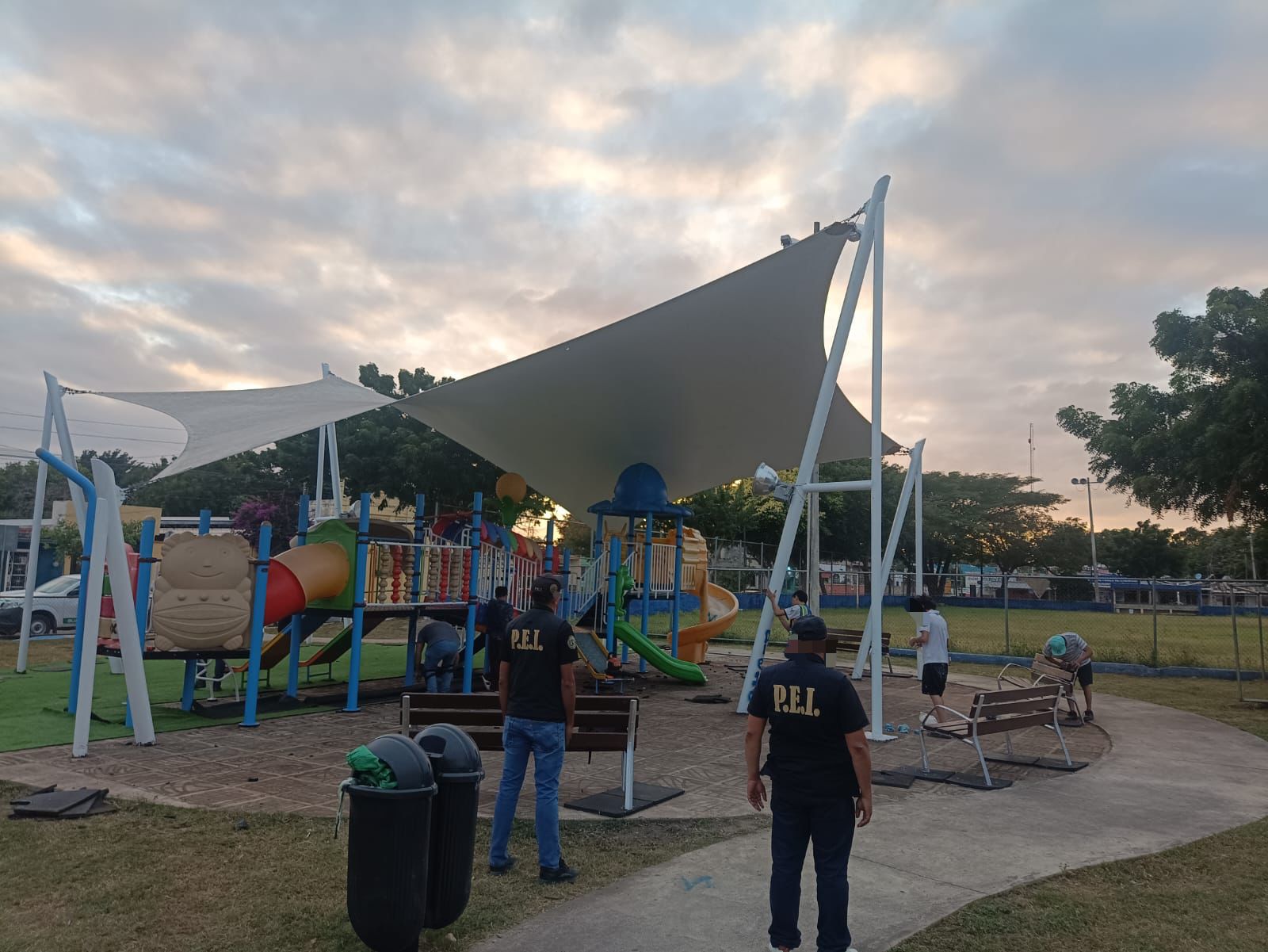 Adolescentes grafitean un parque y los obligan a reparan el daño frente a sus padres