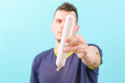 Estudio revela la parte del cuerpo que indica el tamaño de la «salchicha»…y no es el pie