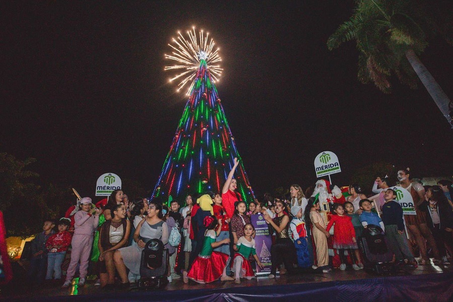 Junto a cientos de familias, Cecilia Patrón da la bienvenida a la temporada navideña en Mérida