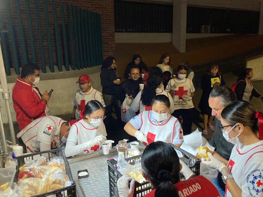 Personal de Cruz Roja Yucatán reparte pan y café en estos días de frío