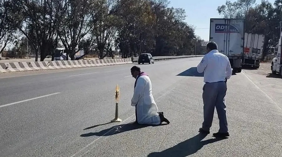 El gobierno no pudo: piden ayuda divina por accidentes y asaltos en la México-Querétaro