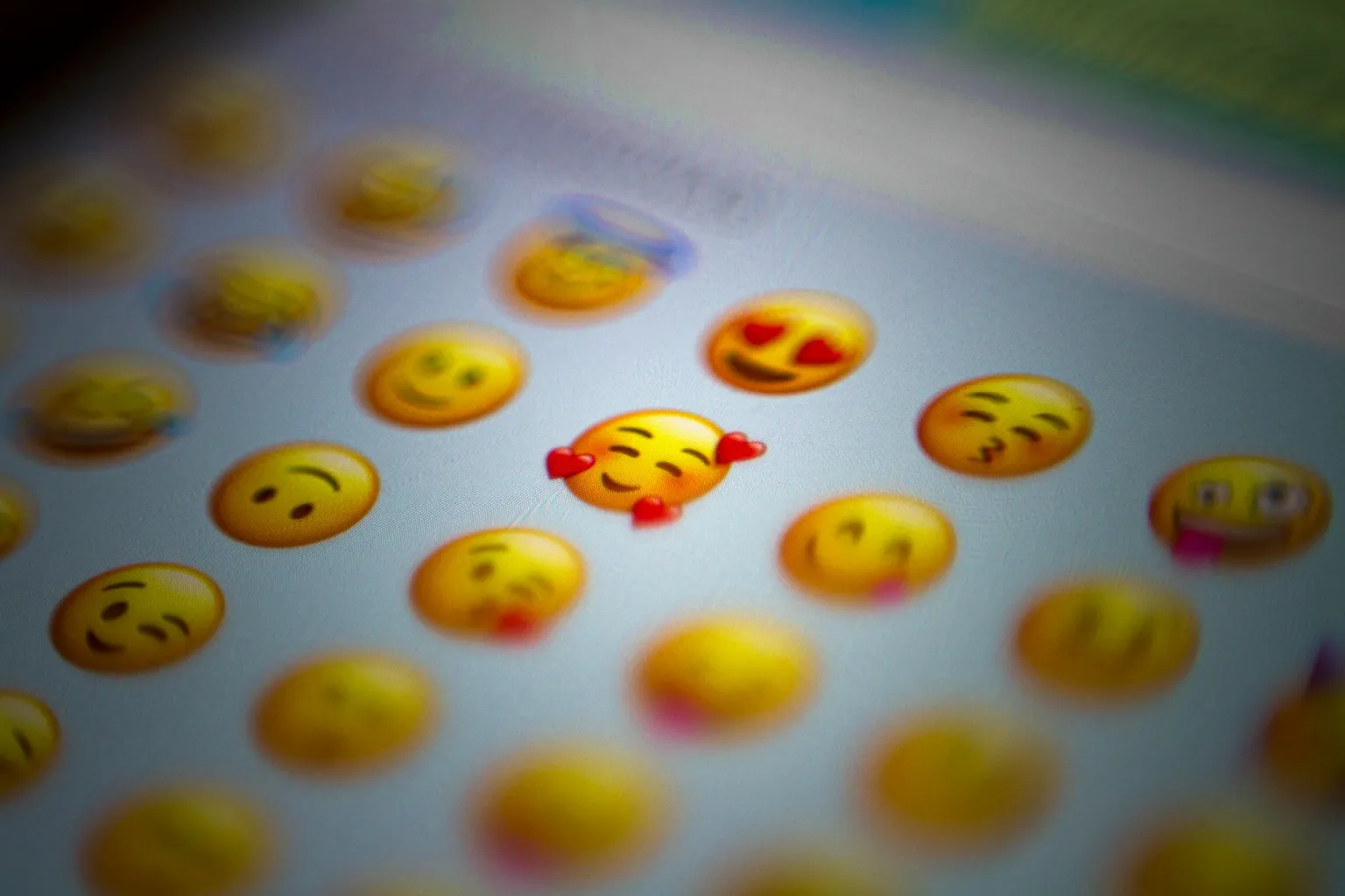 A más inteligencia emocional más uso de emojis, revela estudio