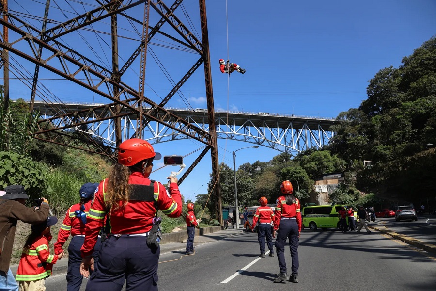 El Santa Claus de Guatemala no falla en su cita anual de acrobacias y regalos