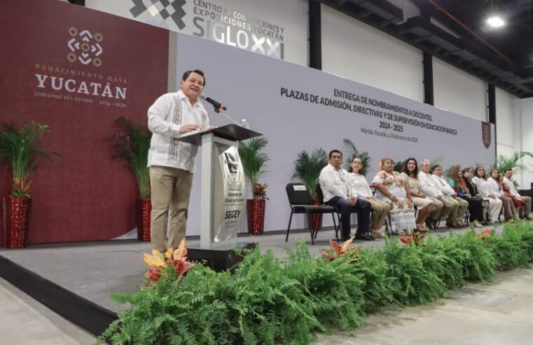 Entrega el gobernador plazas a 136 docentes yucatecos.