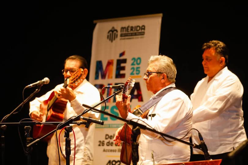 Cecilia Patrón reconoce a los decanos de la trova en el marco del Mérida Fest