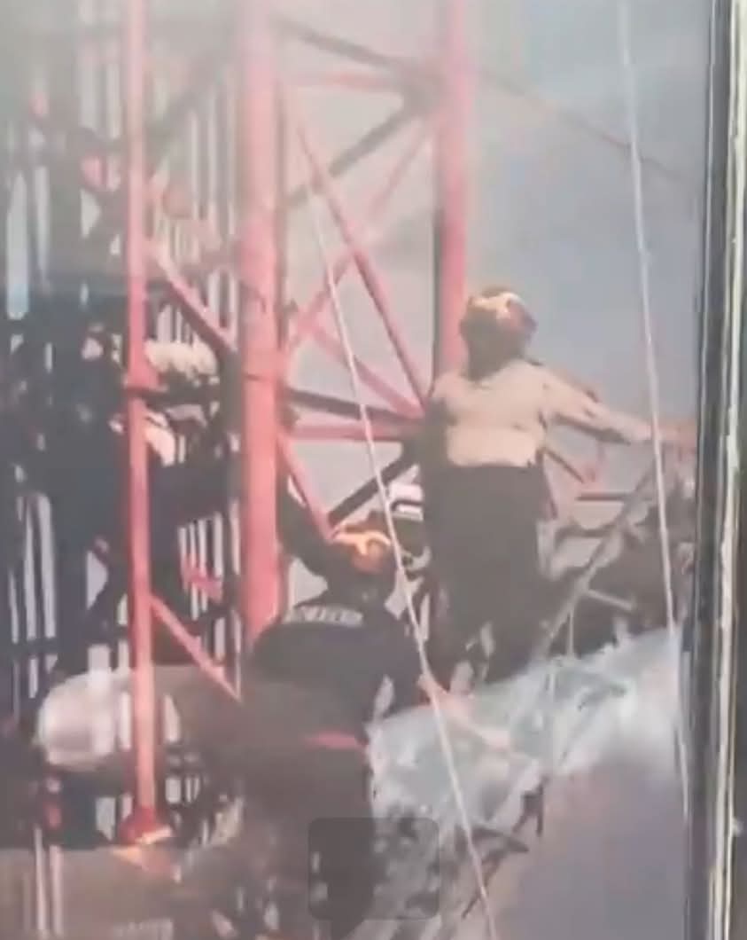 Agente de la SSP escala antena para poner fin a su vida por los abusos de sus superiores