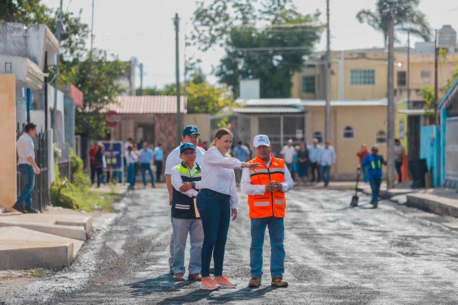 Cecilia Patrón supervisa la repavimentación en la Unidad Morelos