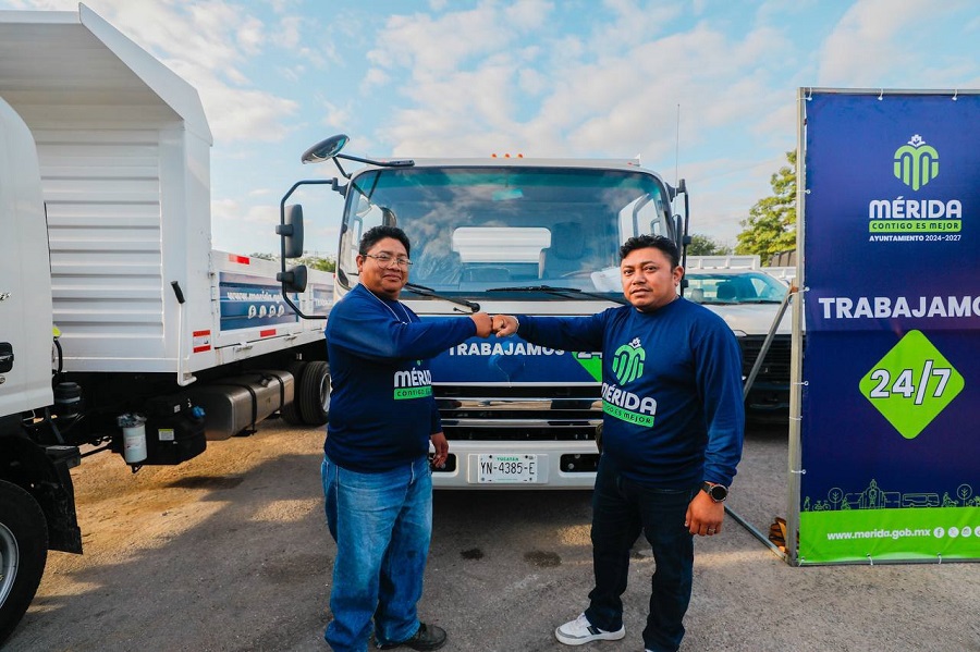 Cecilia Patrón presenta nueva maquinaria y equipo para mejorar calles y servicios públicos