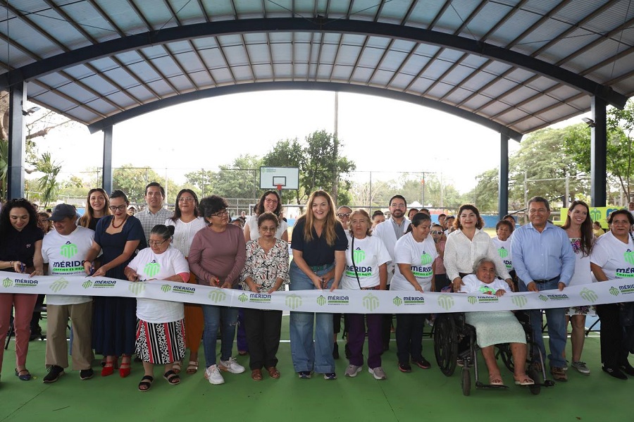 Cecilia Patrón inaugura un nuevo club para personas mayores en el sur de Mérida